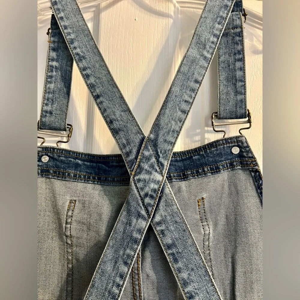 Torrid Light Wash Denim Overall Shorts - 24 - Picture 7 of 9